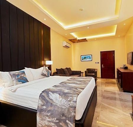 Omole Senators Suites And Towers Hotel מראה חיצוני תמונה