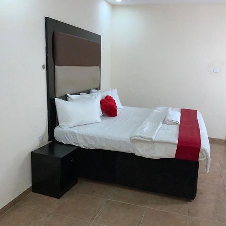 Omole Senators Suites And Towers Hotel מראה חיצוני תמונה