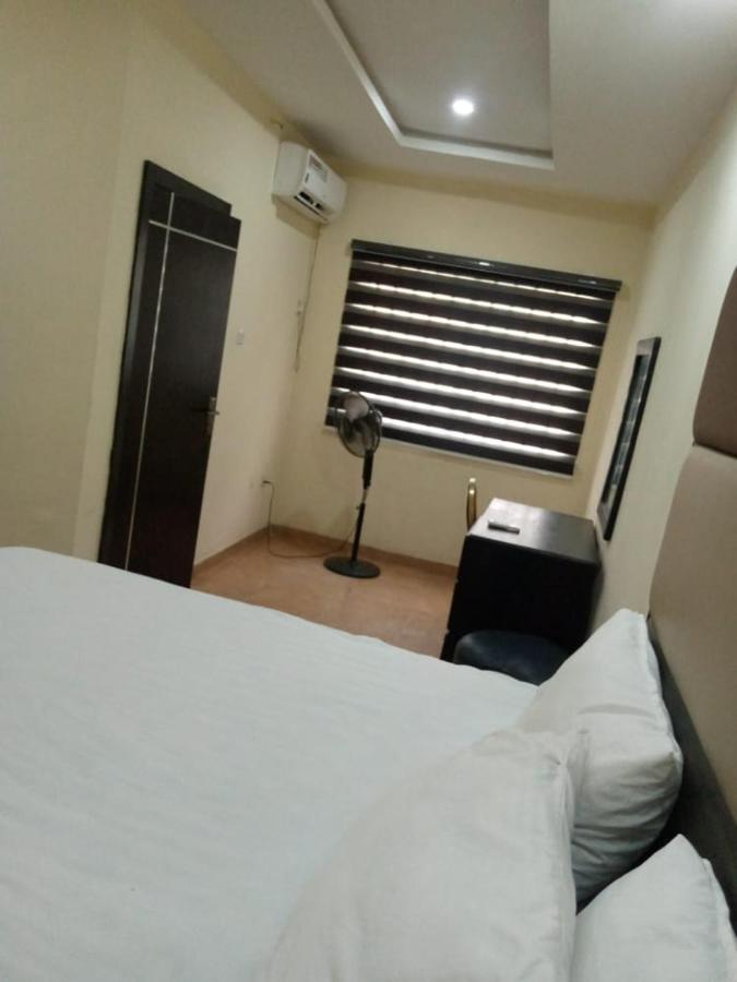 Omole Senators Suites And Towers Hotel מראה חיצוני תמונה