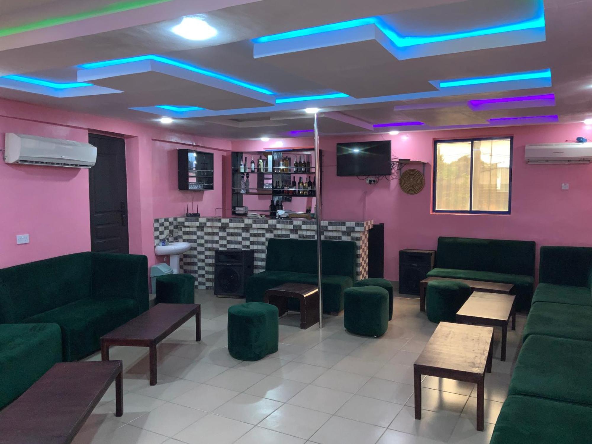 Omole Senators Suites And Towers Hotel מראה חיצוני תמונה
