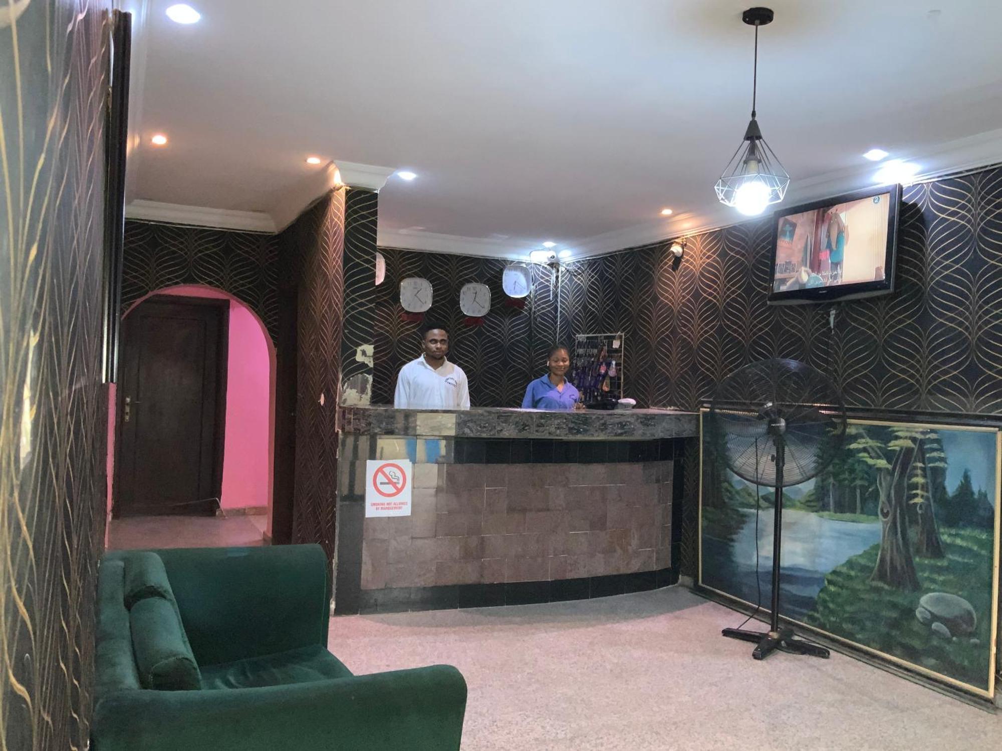 Omole Senators Suites And Towers Hotel מראה חיצוני תמונה