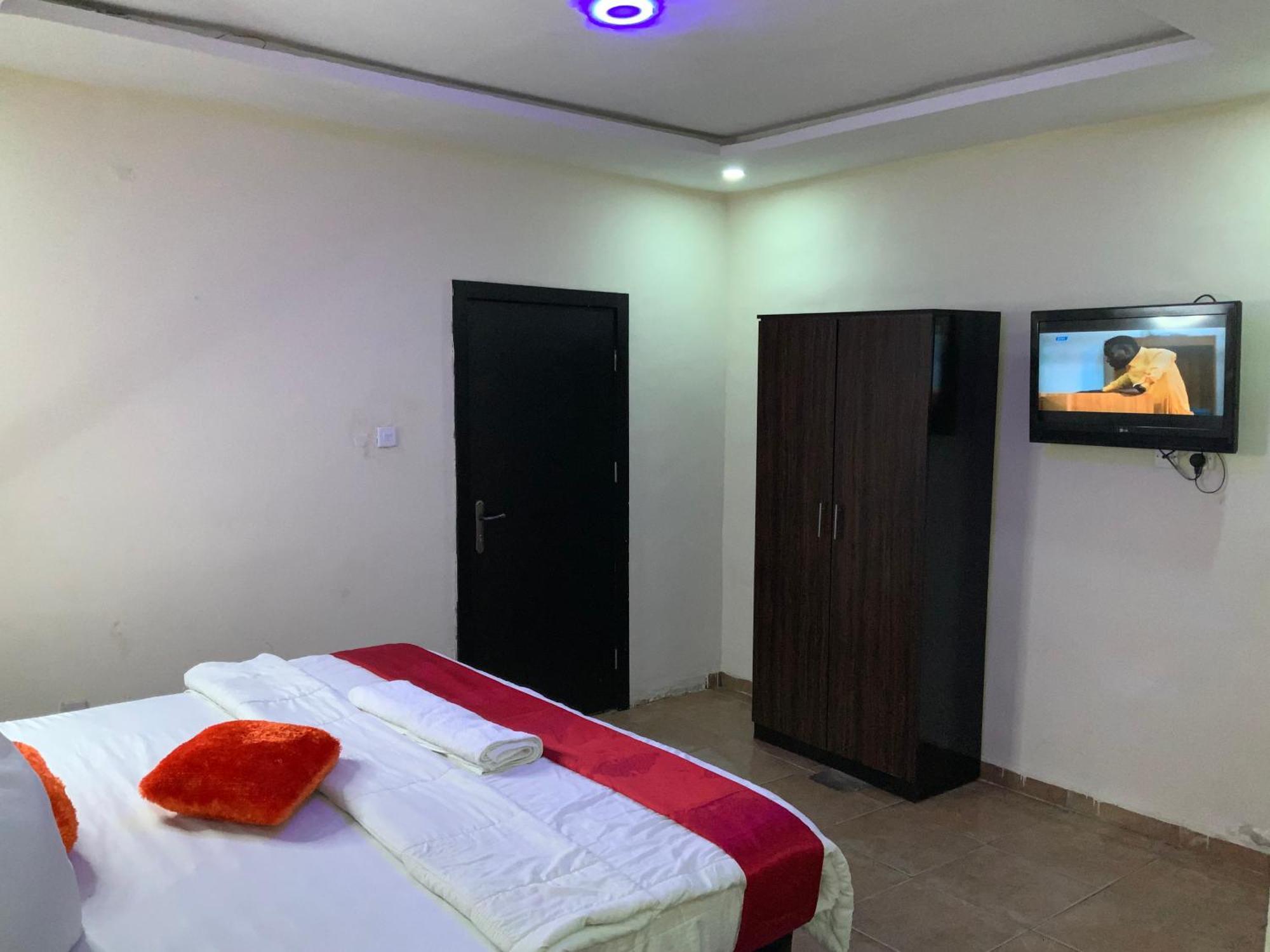 Omole Senators Suites And Towers Hotel מראה חיצוני תמונה