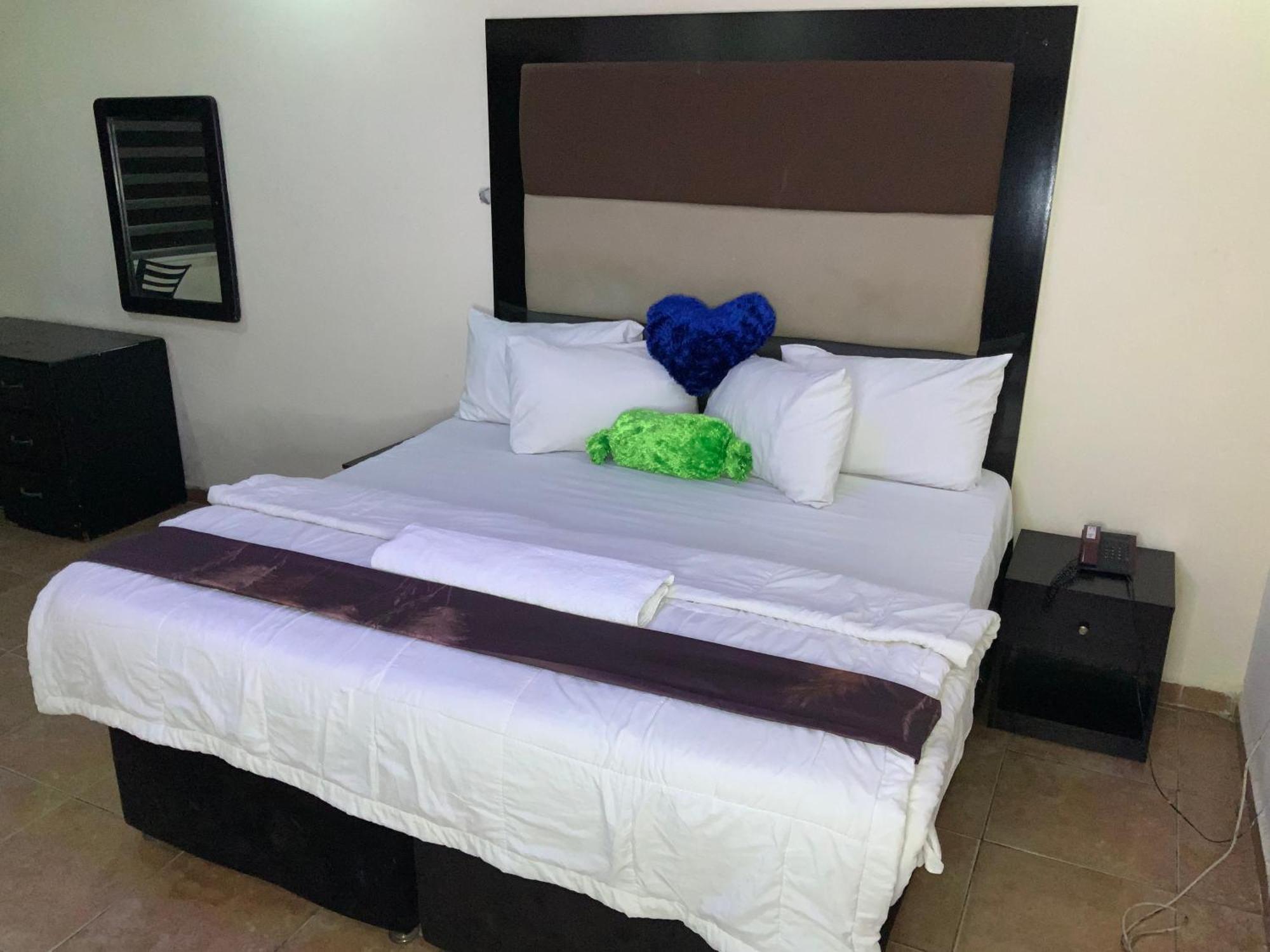 Omole Senators Suites And Towers Hotel מראה חיצוני תמונה