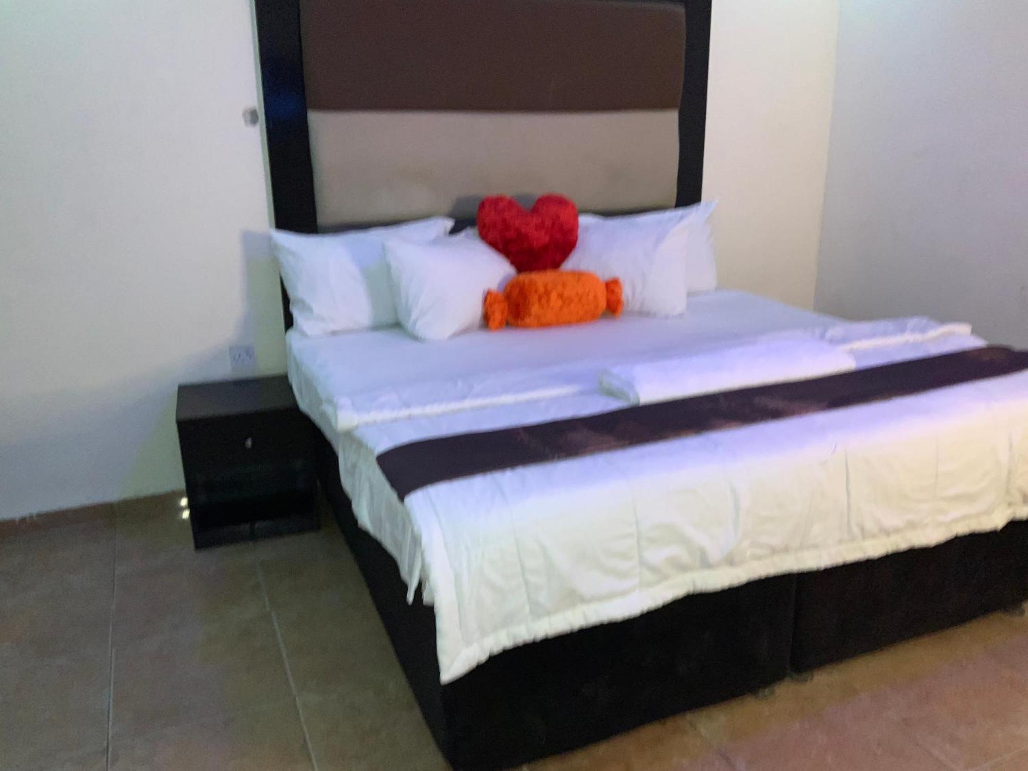 Omole Senators Suites And Towers Hotel מראה חיצוני תמונה