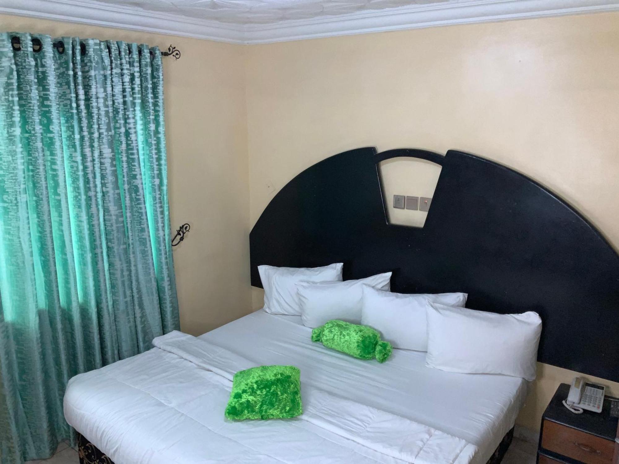 Omole Senators Suites And Towers Hotel מראה חיצוני תמונה