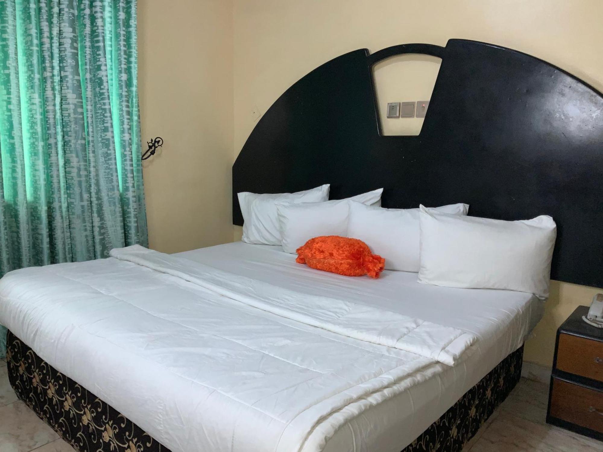 Omole Senators Suites And Towers Hotel מראה חיצוני תמונה