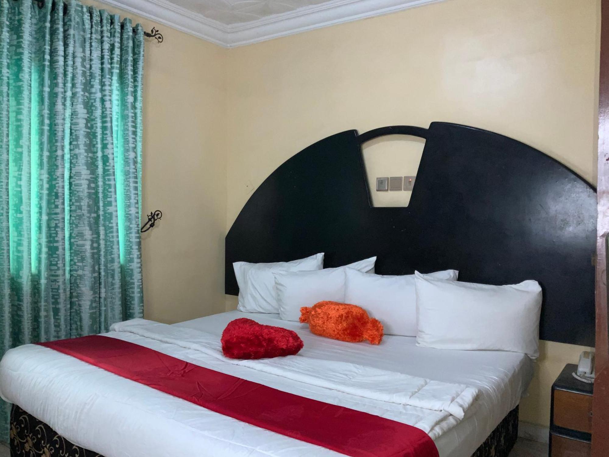 Omole Senators Suites And Towers Hotel מראה חיצוני תמונה