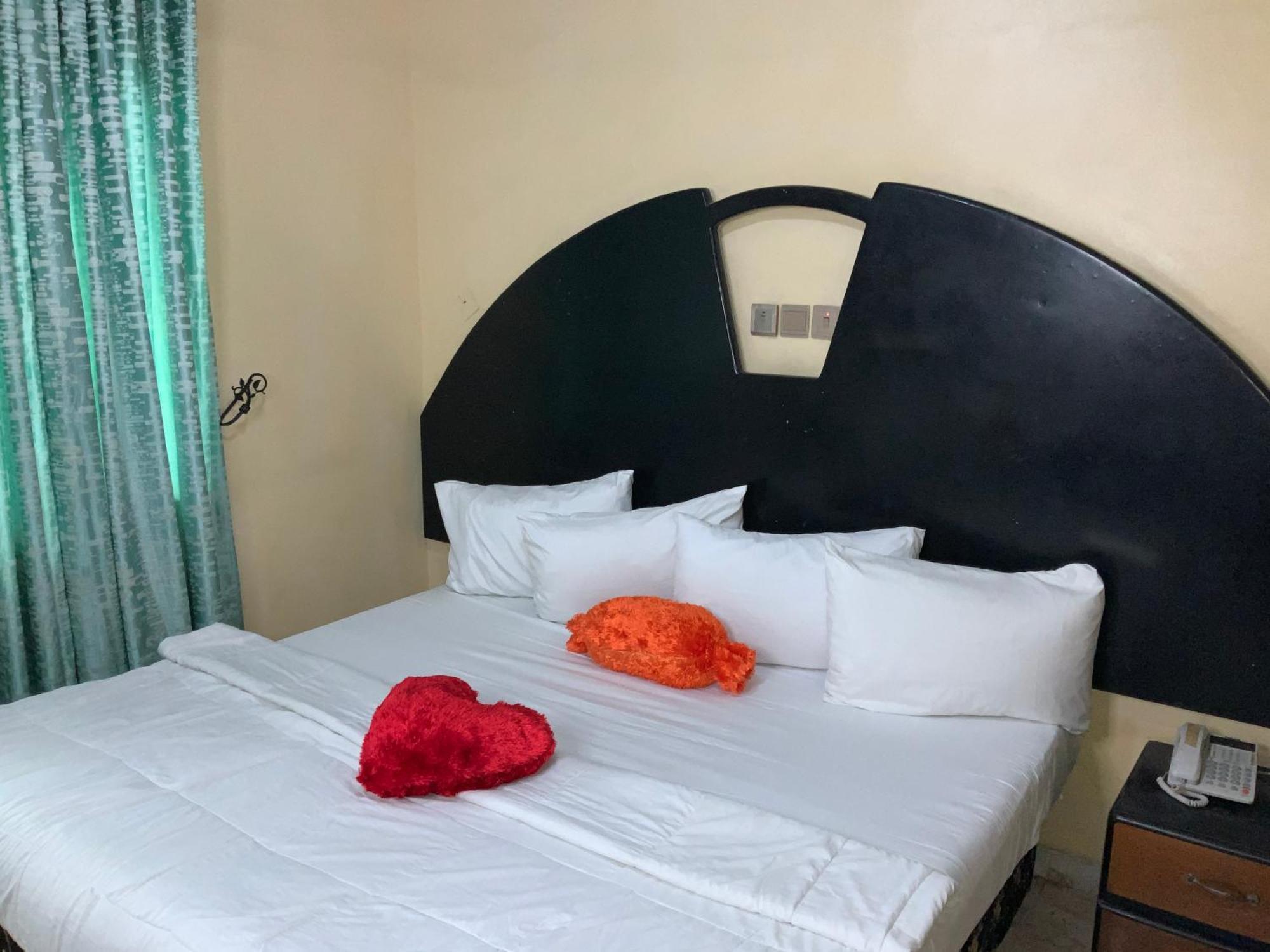 Omole Senators Suites And Towers Hotel מראה חיצוני תמונה