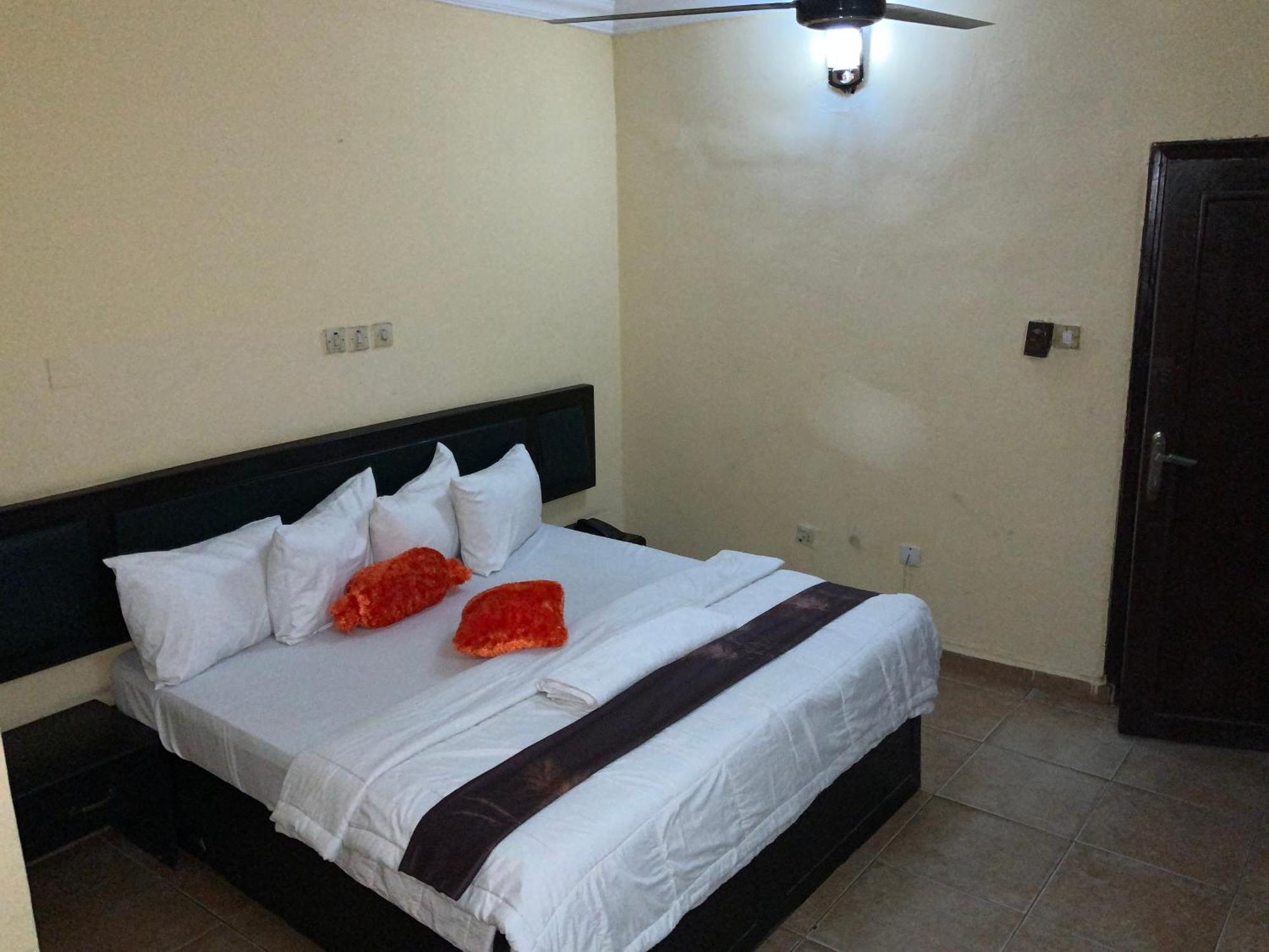 Omole Senators Suites And Towers Hotel מראה חיצוני תמונה