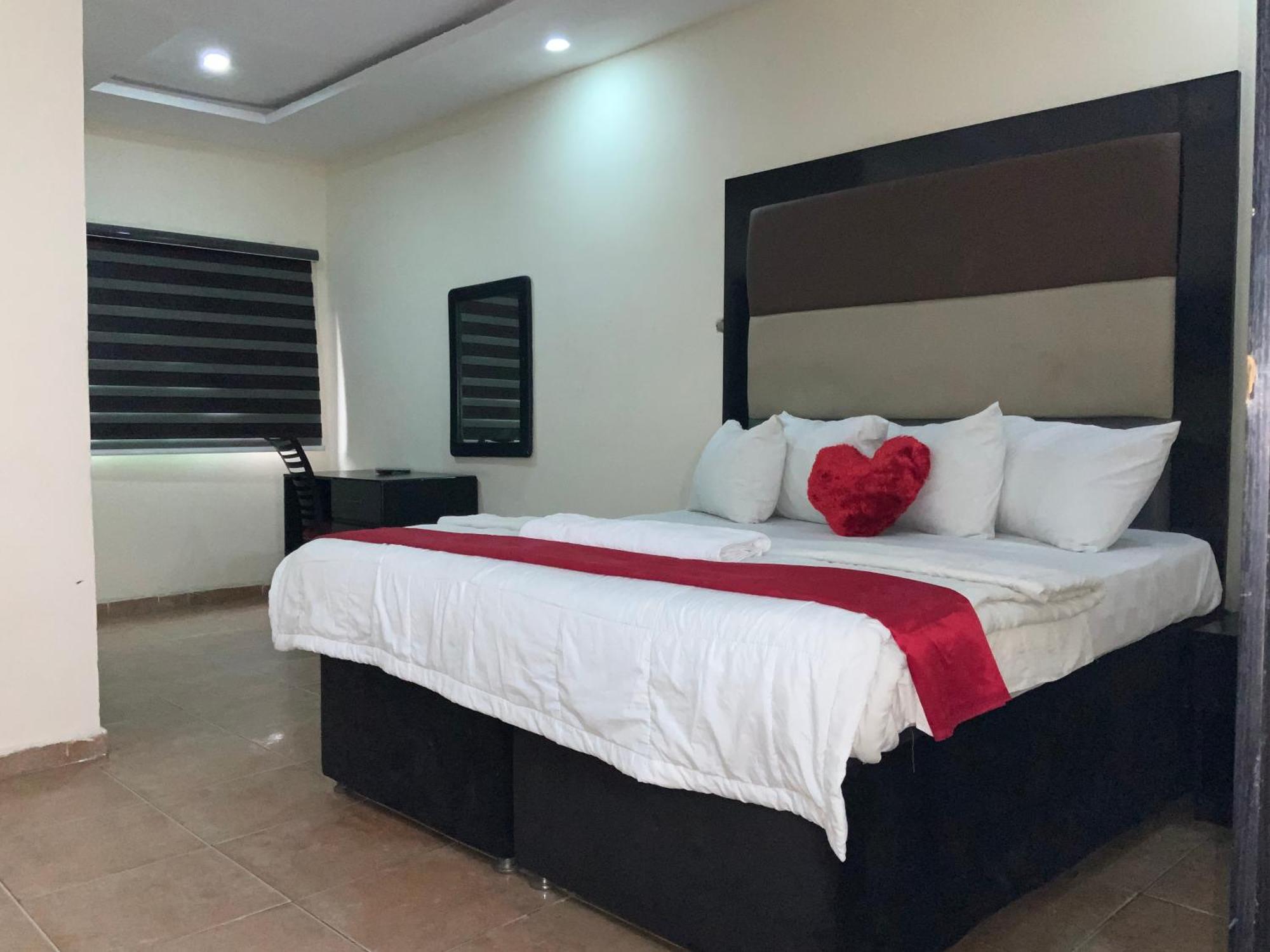 Omole Senators Suites And Towers Hotel מראה חיצוני תמונה