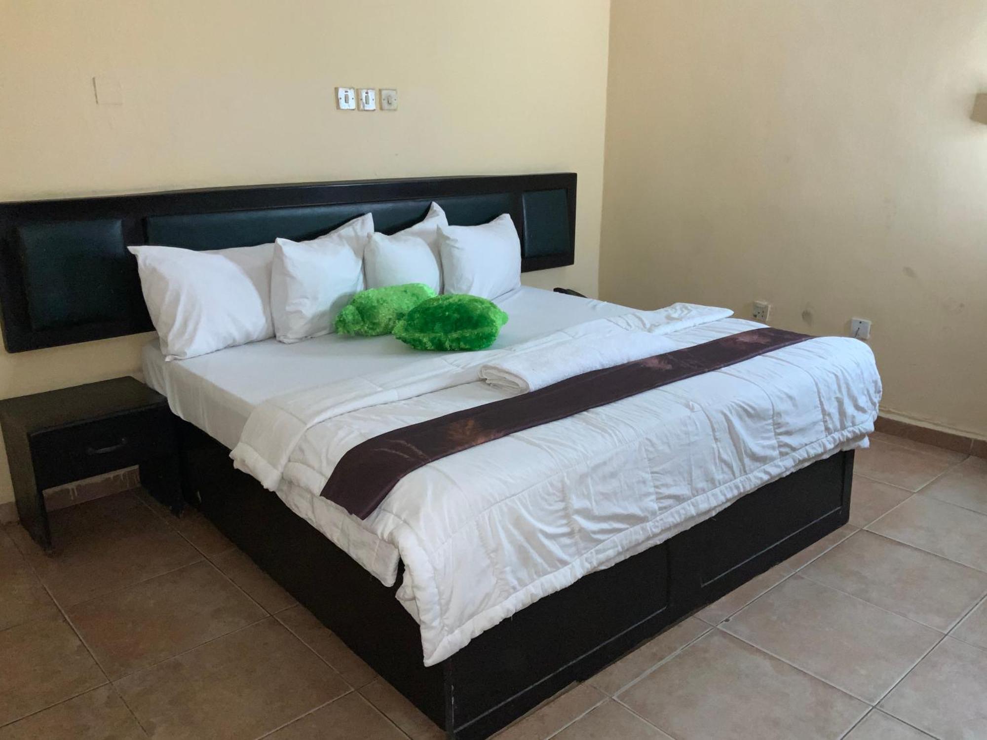 Omole Senators Suites And Towers Hotel מראה חיצוני תמונה