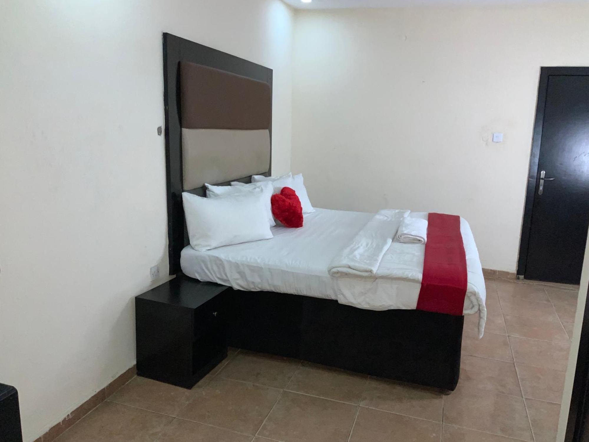 Omole Senators Suites And Towers Hotel מראה חיצוני תמונה