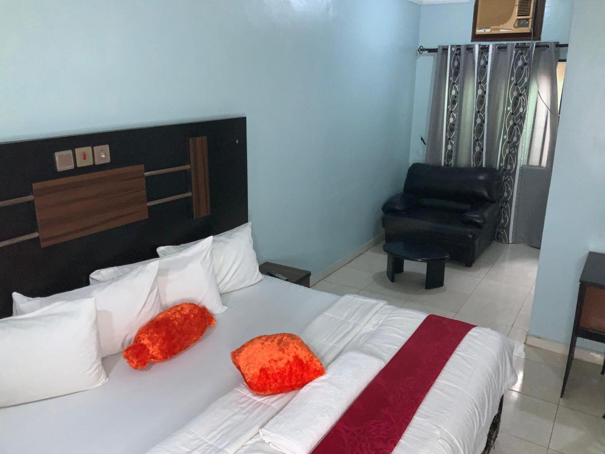 Omole Senators Suites And Towers Hotel מראה חיצוני תמונה